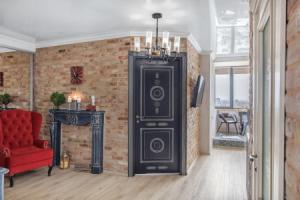 Na 23 etazhe s vidom na Volgu flat, Engels
