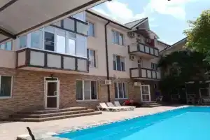 S basseynom vo dvore Flat, Anapa