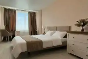 u Plyazha Admiral'skaya Laguna na 3 Gostey Flat, Sevastopol