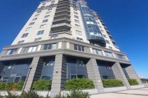 Olivinn S Potryasayushchim Vidom Iz Okna Apartaments, Petrozavodsk