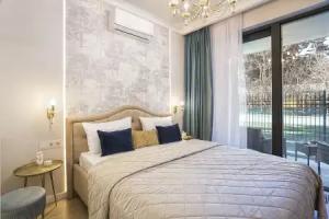Semeynye s 2 Spalnyami i Terrasoy Vid na Palmy i Dorogu - Skay Plaza Apartments, Yalta