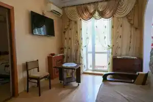 Naprotiv Sakropolya Flat, Saky
