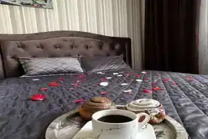 Tryokhkomnatnye Polesskie traditsii  /  Polesie traditions  Apparts Appartaments