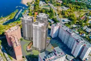 Ryadom s Plyazhem Flat, Engels