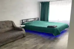 S Paryaschey Krovatyyu Flat, Rubtsovsk