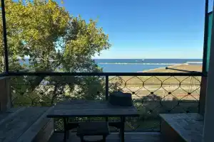 U plyazha s vidom na more Flat, Makhachkala