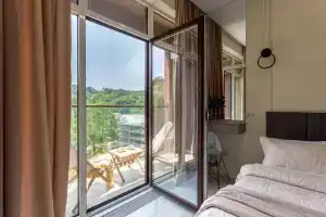 Stilnaya S Kofe Mashinoy I Vidom Na Gory Alleya 225 Flat, Sochi