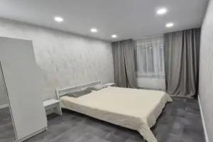 U Aeroporta Tolmachevo Flat, Ob'