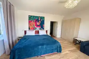 Matiss S Vidom na More Apartment, Thubun