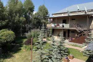 Hotel Colorado, Basteri