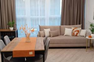 Sovremennaya Evrotrekhkomnatnaya v ZhK Minsk Mir s Konditsionerom, Dvumya Spalnyami i Frantsuzskimi Balkonami Flat, Minsk