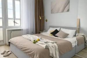 Laym Flat, Fenina