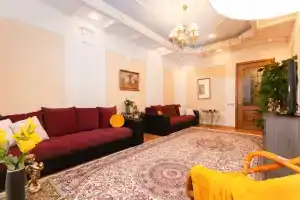 Prostornaya Trekhkomnatnaya V Tsentre Flat, Moscow