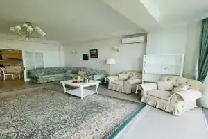 S Vidom Na More Flat, Hurzuf