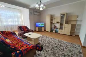 Prostornye Dvukhkomnatnye V Tsentre Bishkeka Apartments, Bishkek