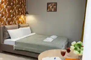 Morent s yarkim interyerom v ZHK Sorrento Park Apartments, Adler