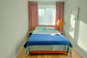 Vorovskogo 21 na 6 gostey ryadom s metro Flat