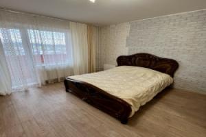 Na Ulitse Metallurgov Flat, Satka