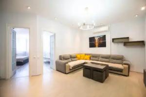 Spacious 2 Bedrooms Apartment steps from Batumi Boulevard & Beach, Apartments, Batumi