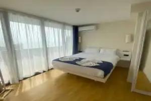 Dvuspalnye apartamenty s vidom na more i gory Apartments, Batumi