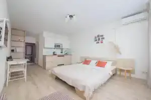 Malibu Apartments, Adler