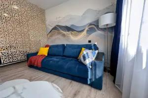 S dvuspalnoj krovatyu i kruglosutochnym zaseleniem set Kak Doma Flat, Apatity