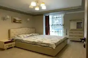 U Morya V Madrid Parke Flat, Adler