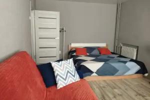 Uyutnaya kvartira na 1 etazhe Flat, Kirov