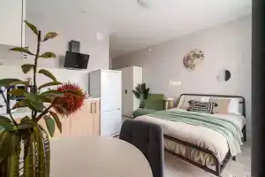 Svetlaya i uyutnaya studiya v ZhK Moskovskij Kvartal s krasivym vidom Flat, Ekaterinburg