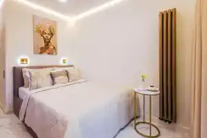 Uyutnaya studiya Moresolntseapart s balkonom i basseynom na territorii Zhk More Flat, Sochi