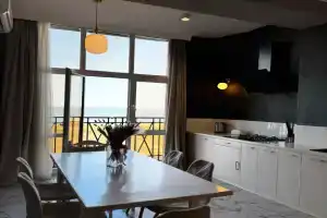 Trekhkomnatnaya uytnaya s potryasayushim vidom na more Flat, Makhachkala