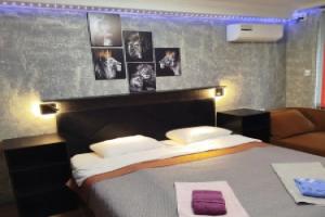 V Tsentre S Novym Konditsionerom Flat, Donetsk