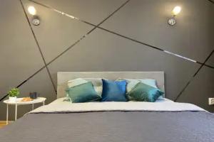 Seraya Studiya Dlya Troikh Flat, Tula