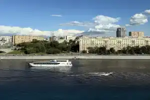 V Tsentre S Velikolepnym Vidom Na Reku Flat, Moscow