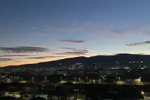 Uyutnaya s panoramnym vidom na gorod u morya Flat, Derbent