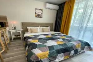 Uyutnaya Studiya s Beskontaktnym Zaseleniem Flat, Artem