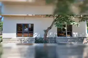 Villarona Apartmen, Ldzaa