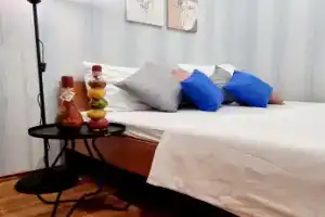 Yevro-Treshka Dlya Semyi I Komandirovannykh Flat, Engels