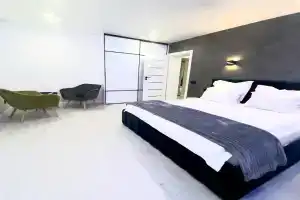 Tryohkomnatnyj Lyuks, centr, ploshchad' Pobedy, CHernyahovskogo 10A, Kolibri#10A Apartments, Kaliningrad