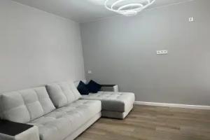 Studiya Vozle Hurula Flat, Elista