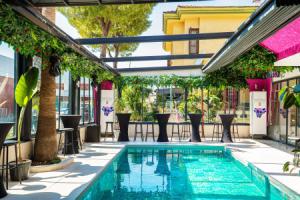 Ola Hotel, Lara