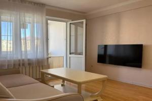 Svetlaya 1-k kvartira s balkonom i stilnoy gostinoy na Kavkazskoy Apartments, Makhachkala