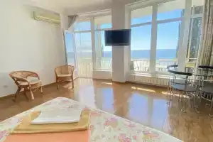 Uluchshennye Dvukhmestnye S Balkonom 2/2 Flat, Yalta