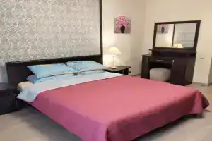 Flat Tryokhkomnatnaya Kvartira V Tsentre Permi, Perm