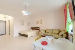 apartment with a balcony in the historical center near the embankment, Samara