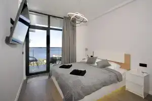 Dizainerskaya studiya  LS-Steel love s vidom na more s 13 etazhaApartments, Alushta