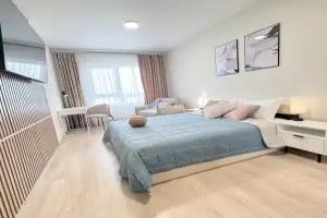 Prostornaya Svetlaya Kvartira S Vidom Na Ozero Flat, Saky