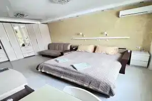 3-komnatnaya premium - classa V Centre u Metro Flat, Moscow