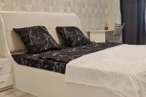 S Vidom Na Reku Flat, Engels