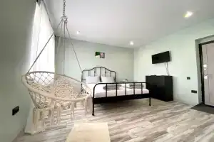 Studiya s kachelyami vid na tikhiy sad Flat